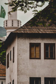 Bosanska kuća i džamija u Travniku.