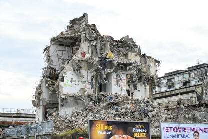 Oštećene i polusrušene zgrade u gradu. Stare napuštene zgrade. Zgrada je u procesu rušenja.