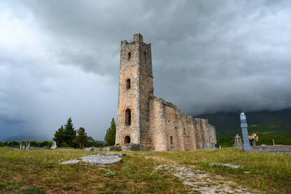 Ruševine stare crkve sa dramatičnim kišnim oblacima u pozadini. Cetina, Hrvatska.