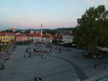 Trg Slobode u Tuzli u ljetno predvečerje, snimak dronom. Turizam.
