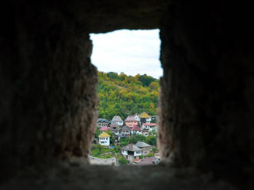 Travnik kroz prozor tvrđave