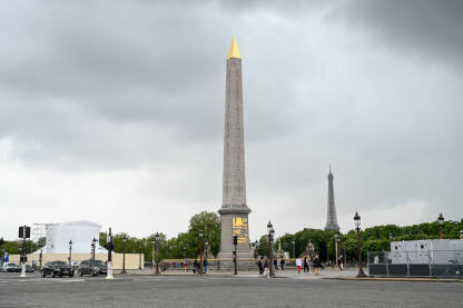 Pariz, Francuska: Luxor obelisk na Place de la Concorde. Ljudi na trgu u Parizu.