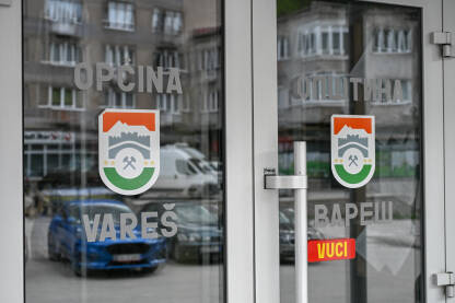 Grb općine Vareš na ulazu u zgradu općine / opštine Vareš u Bosni i Hercegovini.