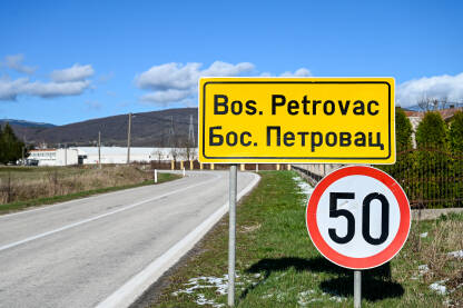 Tabla na ulazu u Bosanski Petrovac, mjesto u zapadnoj BiH.