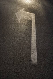 Strelica na asfaltu koja pokazuje smijer kretanja.Saobraćajna signalizacija.