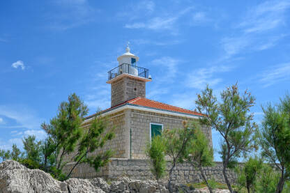 Svjetionik u blizini mora. Stari kameni svjetionik na Jadranskom moru.