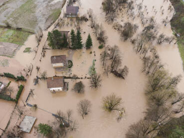 Snimci dronom na poplavljena sela, polja, farme i kuće. Posljedice razorne riječne poplave i klizišta. Katastrofalne poplave. Rijeka koja se izlila iz korita.