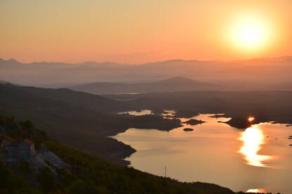 Slano jezero u Nikšiću, Crna Gora. Izlazak sunca.
