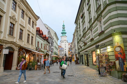 Bratislava, Slovačka: Ljudi šetaju ulicom. Zgrade u starom gradu.