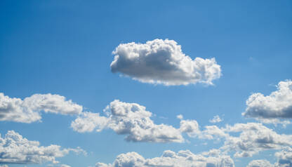 Bijeli oblaci na plavom nebu tokom ljeta. Skupina oblaka.