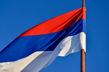 Zastava Republike Srpske se viori na vjetru.
