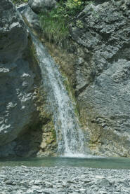 Vodopad na pritoci Ravanjčica, koja se ulijeva u grabovičko jezero,općina Jablanica.