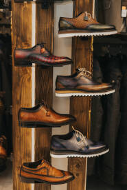 Elegantne kožne cipele u butiku