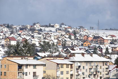 Kuće na periferiji opštine Sokolac tokom hladnih i dugih zimskih dana.