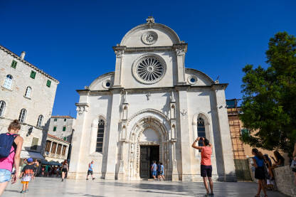 Šibenik, Hrvatska. Katedrala u centru grada. Turisti istražuju grad.