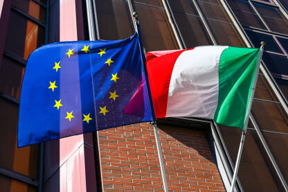 Zastave Italije i EU vijore se na vjetru. Zastava Italije i Europske Unije.