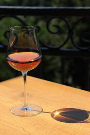 Rose vino u čaši sa pogledom na zelenilo. Brčko, Bosna i Hercegovina