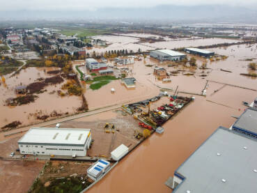 Poplave. Poplavljena industrijska zona. Izlivena rijeka Bosna.