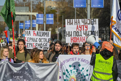 Studentski protesti u Srbiji Studenstki protesti u Srbiji. Studentske blokade. Studeti blokiraju ulicu u Beogradu. Blokada Autokomande 27.01.2025. Bunt studenata i građana nakon pada nadstrešnice u Novom Sadu.