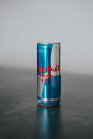 Red Bull bez šećera na sivoj podlozi, bijela pozadina