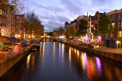 Amsterdam, Nizozemska: Zgrade, ulice i kanal u Amsterdamu noću. Crvena četvrt u centru grada.