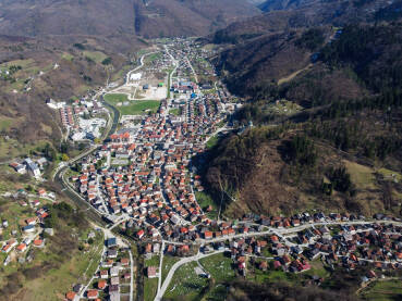 Fojnica, Bosna i Hercegovina, snimak dronom. Fojnica, grad u centralnoj BiH.