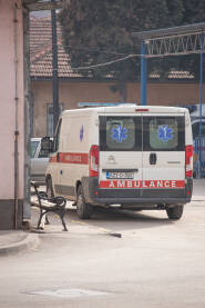 Ambulantno vozilo ispred zgrade Hitne pomoći Zenica, ambulantna kola, hitna pomoć