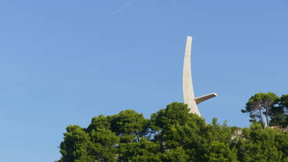 Spomenik Galebova krila je monumentalni spomenik iznad mjesta Podgore u blizini Makarske. Visok je preko 20 metara. Autor spomenika je kipar Rajko Radović.
Spomenik je svečano otvoren 10.10.1962. god.
