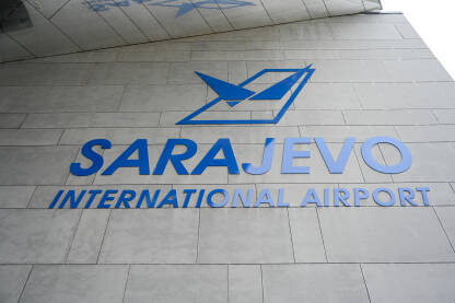 Internacionalni aerodrom Sarajevo, natpis na zgradi.