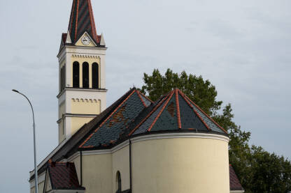Raskriven krov katoličke crkve Svetog Proroka Ilije u Brodu, posledica jakog nevremena