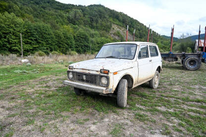 Stari auto u selu. Stara Lada Niva.