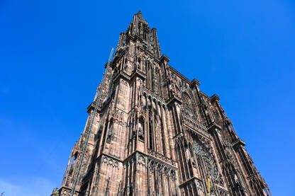 Strazbur, Francuska: Katedrala Gospe od Strazbura ili Cathédrale Notre-Dame de Strasbourg. Katolička katedrala u centru grada.