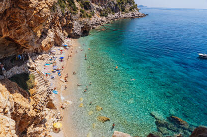Pasjača je jedna od najpopularnijih plaža u Hrvatskoj. Nalazi se u blizini Duborvnika. Sama plaža je jako skrivena, do nje vodi jako strm put koji je usječen u stijenu.