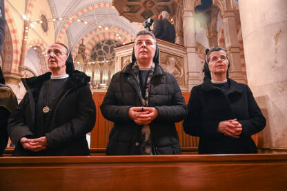 Časne sestre se mole u katedrali. Katoličanstvo. Molitva Polnoćka.