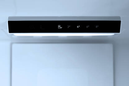 Unutrašnjost frižidera sa panelom za podešavanje temperature i LED osvjetljenjem