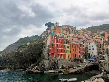 Riomaggiore je jedno od pet sela "Cinque Terre" na obali italijanske rivijere.