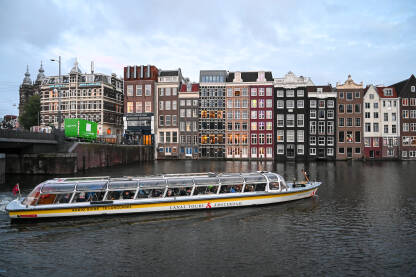 Amsterdam, Nizozemska, Historijske zgrade uz riječni kanal.