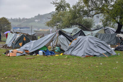 Improvizovani šatori u kojima spavaju migranti i izbjeglice u Velikoj Kladuši, Bosna i Hercegovina. Improvizovani kamp na livadi.