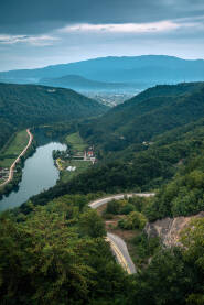 Pogled sa Brekovice na grad Bihać i rijeku Unu.