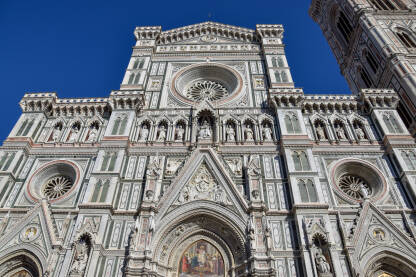 Firentinska katedrala, treća najduža crkva na svijetu, duga 148 metara. Građena čak 173 godine, zbog čega ima i gotičke i renesansne osobine.
