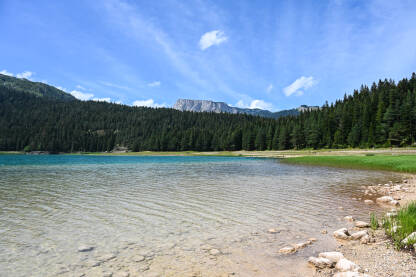 Prelijepo prirodno jezero okruženo šumom. Crno jezero na planini Durmitor, Crna Gora.