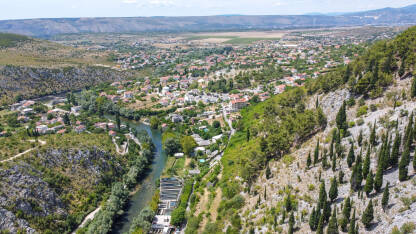 Blagaj i rijeka Buna, panorama. Snimak dronom mjesta Blagaj u južnoj Bosni i Hercegovini.