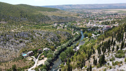 Blagaj i rijeka Buna, panorama. Snimak dronom mjesta Blagaj u južnoj Bosni i Hercegovini.