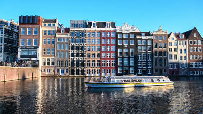 Turistički brod u Amsterdamu. Arhitektura u glavnom gradu Nizozemske.