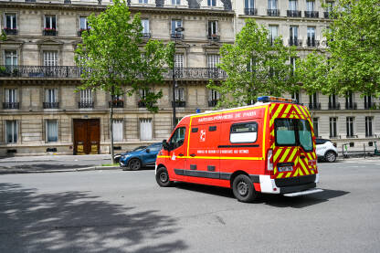 Vozilo Hitne pomoći na ulici u Parizu, Francuska Intervencija. Hitna pomoć.