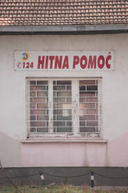 Prozor sa natpisom na zgradi Hitne pomoći Zenica.