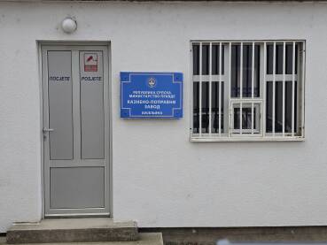Zatvor Bijeljina Kazneno popravni zavod Bijeljina. Zgrada prijavnice, tabla sa natpisom na ulazu.