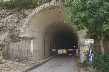 Tunel na poluotoku Kleku. Nedovršeni tunel, koji se nalazi točno preko puta samog grada Neuma.
