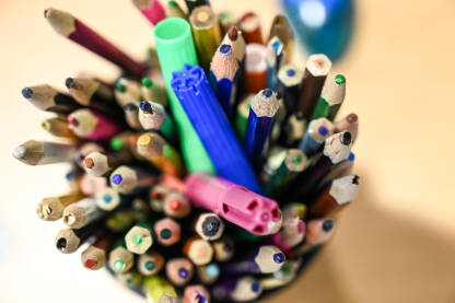 Mnogo olovaka i bojica. Olovke u boji koje djeca koriste u školi. Šarene olovke.