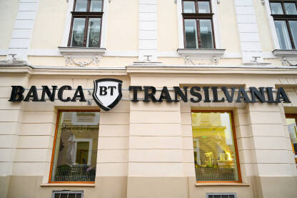 Banca Transilvania. Logo banke na zgradi.
